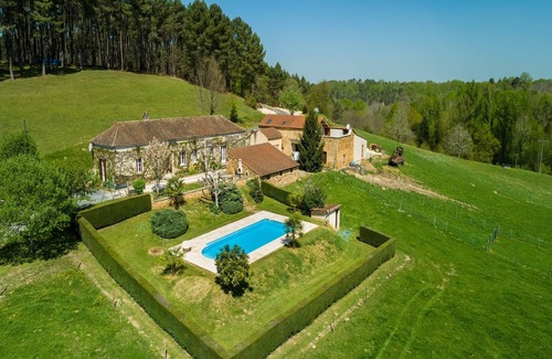 Loubejac House | Holiday Home in Loubejac with Private Pool