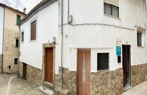 Villamiel House | Holiday Home in Villamiel with Mountain Views, cleaning included
