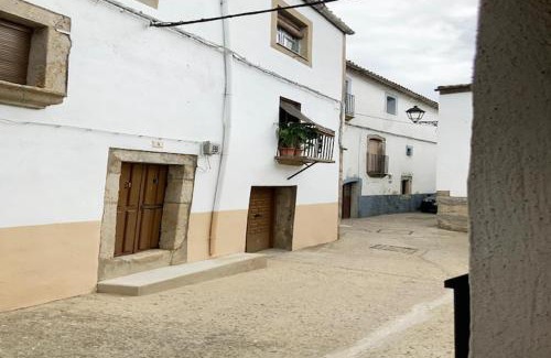 Villamiel House | Holiday Home in Villamiel with Mountain Views, cleaning included