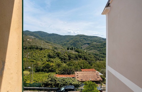 Castelnuovo Magra House | Holiday Home 'Casa Di Luciana' with Balcony and Wi-Fi