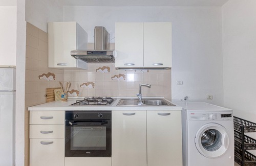 Torre San Giovanni House | Holiday Home 'Luce Sulla Spiaggia' with Private Garden and Air Conditioning