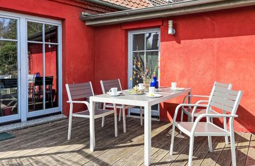 Leopoldshagen House | Holiday Home Kapitänshaus Leo by Interhome