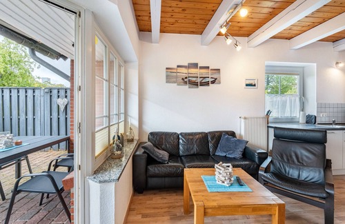 Kopendorf House | Holiday Home 'Kleiner Leuchtturm - Steuerbord' with Private Terrace, Private Garden and Wi-Fi
