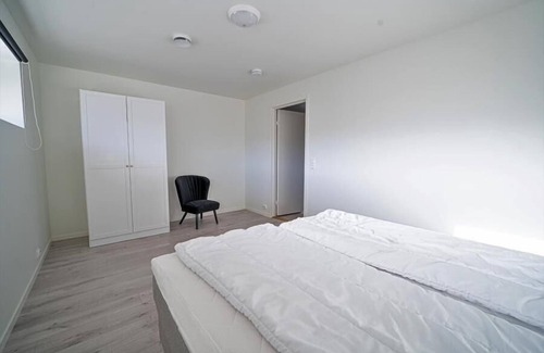 Vestbygd House | Holiday home 'Lista Maritim 1', built 2020, directly by the sea in Borhaug-Borshavn near Farsund on the Listafjorden, southern Norway, 6+3 persons, panoramic windows and terrace with spectacular sea views, modern furnishings, open plan living, 5 b.