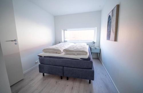 Vestbygd House | Holiday home 'Lista Maritim 2', built 2020, directly by the sea in Borhaug-Borshavn near Farsund on the Listafjorden, southern Norway, 6+3 persons, panoramic windows and terrace with spectacular sea views, modern furnishings, open plan living, 5 b.