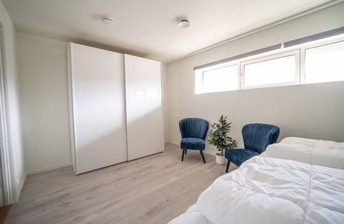 Vestbygd House | Holiday home 'Lista Maritim 2', built 2020, directly by the sea in Borhaug-Borshavn near Farsund on the Listafjorden, southern Norway, 6+3 persons, panoramic windows and terrace with spectacular sea views, modern furnishings, open plan living, 5 b.