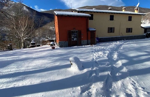 Cutigliano House | Holiday Home 'La Casina Rossa Della Fornace' with Mountain View, Private Garden and Wi-Fi