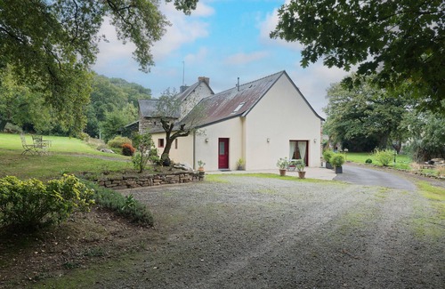 Reminiac House | Holiday Home 'La Clémençaie' with Private Terrace, Private Garden and Wi-Fi