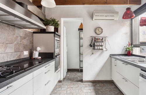 Alcoleja House | Holiday Home 'La Llar D' Aitana' with Mountain View, Private Terrace and Wi-Fi