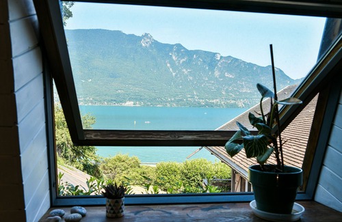 Tresserve House | Holiday Home 'La Maison Du Lac' with Lake View, Private Pool and Wi-Fi