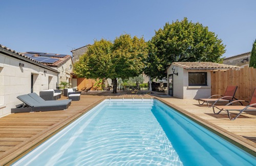 Montagne House | Holiday Home 'La Suite - Balnéo Privative' with Shared Pool, Wi-Fi and Air Conditioning