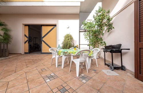 Aradeo House | Holiday Home 'La Yucca' with Private Garden