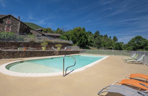 Gravieres Cottage | Holiday Home 'Le Sam-plaît' with Mountain View, Shared Pool and Air Conditioning