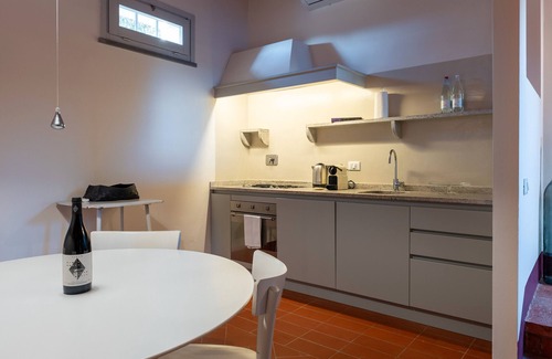 Cortona Apartment | Holiday Home 'Magazzino 4 Superior' with Shared Pool, Wi-Fi and Air Conditioning