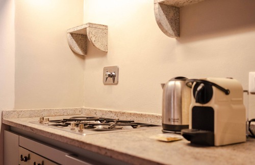 Cortona Apartment | Holiday Home 'Magazzino 4 Superior' with Shared Pool, Wi-Fi and Air Conditioning