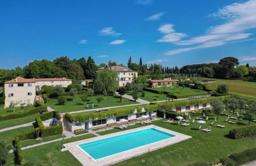 Cortona Apartment | Holiday Home 'Magazzino 4 Superior' with Shared Pool, Wi-Fi and Air Conditioning