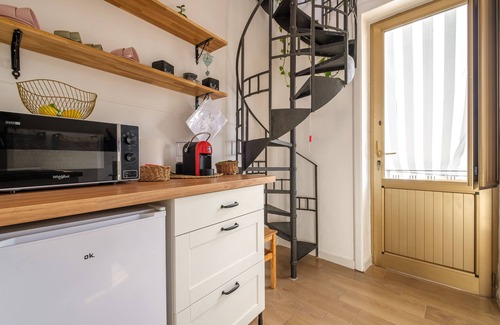 Spadafora House | Holiday Home 'Mira' accomodation with a terrace.