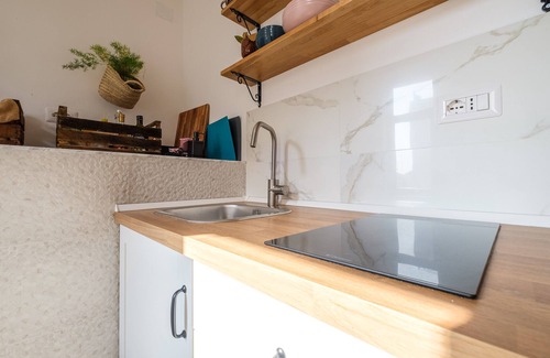 Spadafora House | Holiday Home 'Mira' accomodation with a terrace.