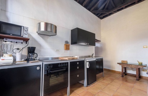 Garachico House | Holiday Home near the beach "Casa Tradicional Canaria" with Roof Terrace & Wi-Fi