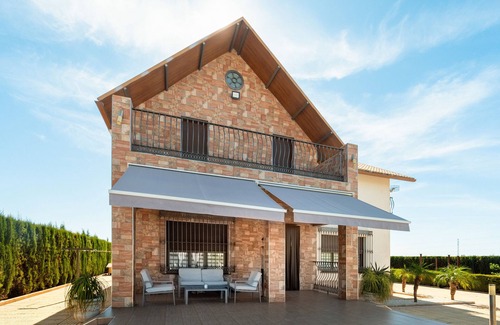 Lora Del Rio House | Holiday Home 'Oasis' with Private Pool, Wi-Fi and Air Conditioning