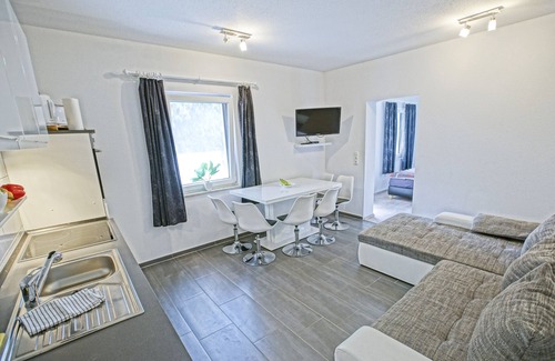 Monkebude House | Holiday Home 'Ostseeferienhaus Nebengebäude' with Private Terrace and Wi-Fi