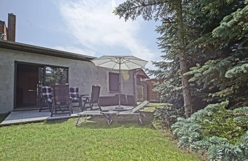 Monkebude House | Holiday Home 'Ostseeferienhaus Nebengebäude' with Private Terrace and Wi-Fi