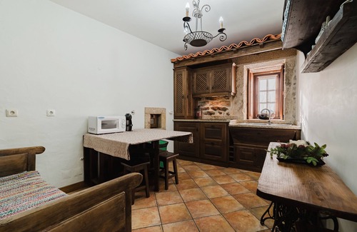 Montalegre House | Holiday Home 'Casa Com 4 Quartos' with Shared Terrace, Balcony and Wi-Fi