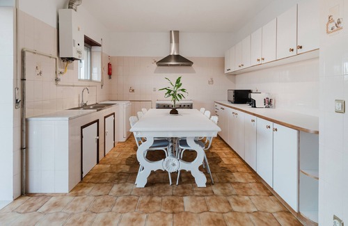 Sao Jorge de Selho House | Holiday Home 'Casa Familiar' with Mountain View, Private Terrace and Wi-Fi