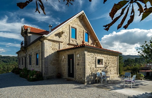 Rossas House | Holiday Home 'Quinta Do Bairro - 1º Andar' with Mountain View, Wi-Fi and Air Conditioning