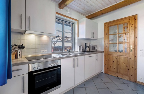 Fahretoft House | Holiday Home 'Robbe' with Shared Terrace and Wi-Fi
