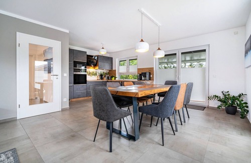 Gross Nemerow House | Holiday Home 'Seeglück 1 Am Tollensesee' with Lake View, Private Terrace and Wi-Fi