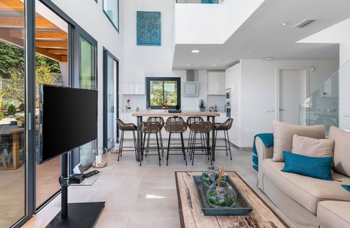 Cansalades House | Holiday Home 'Sunbreeze' with Sea View, Pool, Garden & Wi-Fi
