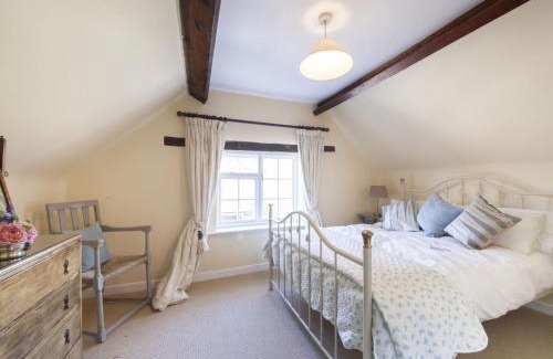 Worton House | Holiday Home The Carriage House by Interhome