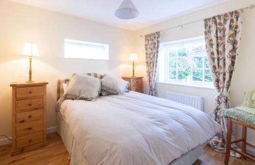 Worton House | Holiday Home The Carriage House by Interhome