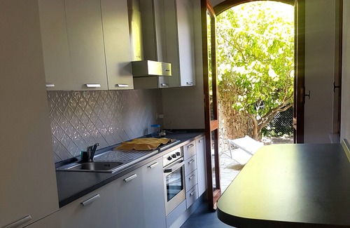 Voze House | Holiday Home 'Villino Bougainvillea' with Sea View, Private Terrace and Wi-Fi