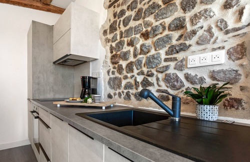 Frejus City Centre House | Holiday Home 'Vue Mer' with Sea View, Balcony and Wi-Fi