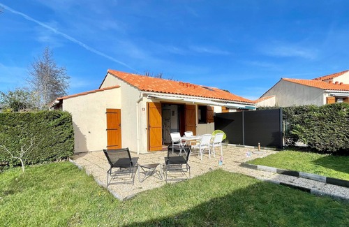 Brem Sur Mer House | Holiday home with heated pool 800m from the beach