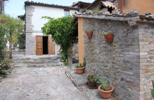 Urbino House | Holiday home with pool suitable for families and groups