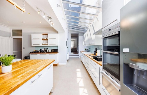 South Acton House | Holiday house Acton for 1 - 11 persons with 6 bedrooms - Twin house