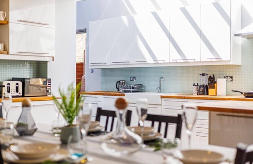 South Acton House | Holiday house Acton for 1 - 11 persons with 6 bedrooms - Twin house