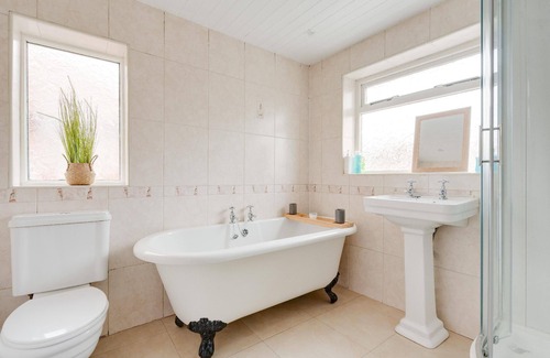 Droylsden House | Holiday house Droylsden for 1 - 6 persons with 3 bedrooms - Twin house