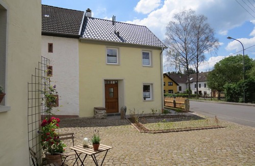 Budesheim House | Holiday house for up to 7 people, approx. 100 m², quiet location, terrace, WiFi