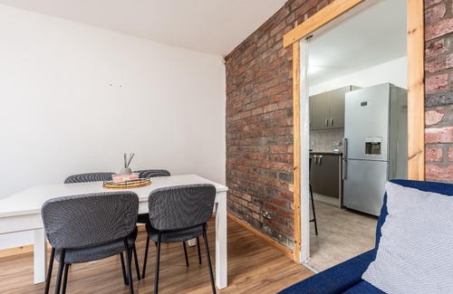 Salford House | Holiday house Salford for 1 - 7 persons with 3 bedrooms - Row house