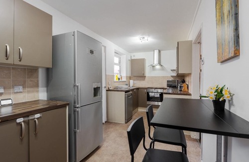 Salford House | Holiday house Salford for 1 - 7 persons with 3 bedrooms - Row house