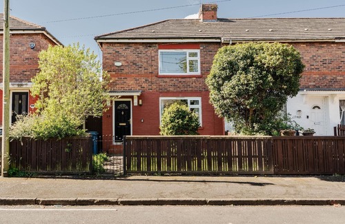 Salford House | Holiday house Salford for 1 - 7 persons with 3 bedrooms - Row house