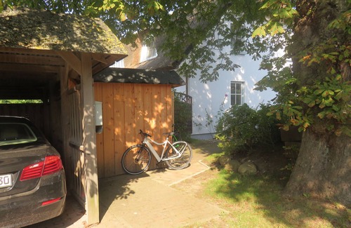 Putbus House | Holiday house thatched with reed in natural reserve area with garden and terrace