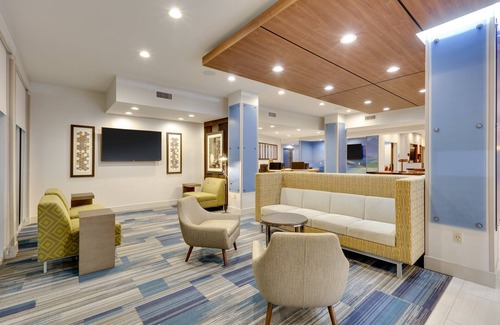 Farmers Branch Hotel | Holiday Inn Express & Suites Dallas NW - Farmers Branch by IHG