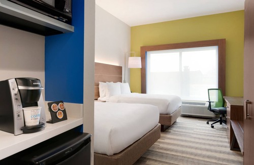 Roselawn Finance Hotel | Holiday Inn Express and Suites-Cincinnati NE - Red Bank Road by IHG
