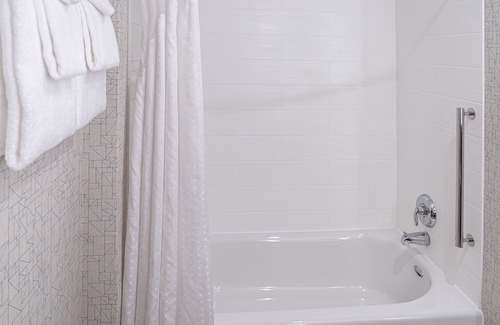 Roselawn Finance Hotel | Holiday Inn Express and Suites-Cincinnati NE - Red Bank Road by IHG
