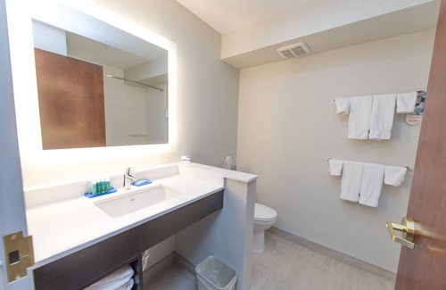 North East Hotel | Holiday Inn Express Hotel & Suites in North East (Erie) by IHG